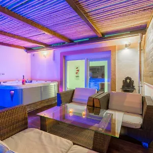 Alena Luxury With Jacuzzi Apartman